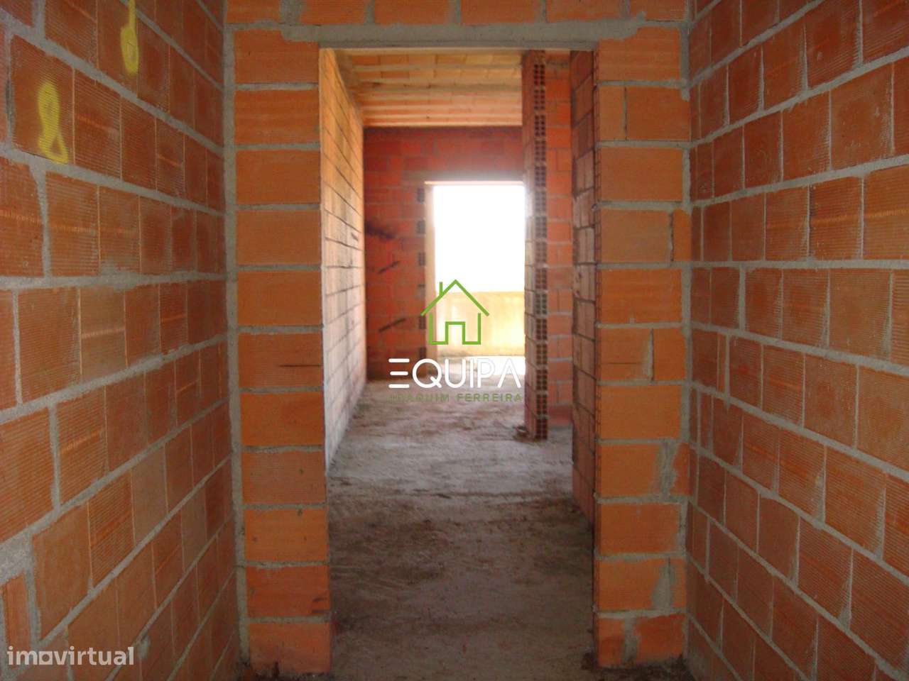 Terreno para construção (com moradia  T-5, construída em grosso), e-19