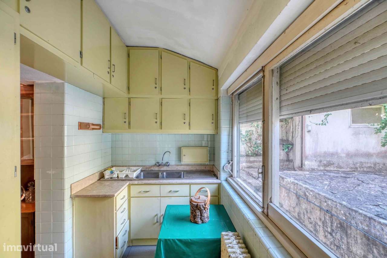 Moradia para recuperar no centro do Estoril, com piscina e vista mar-29