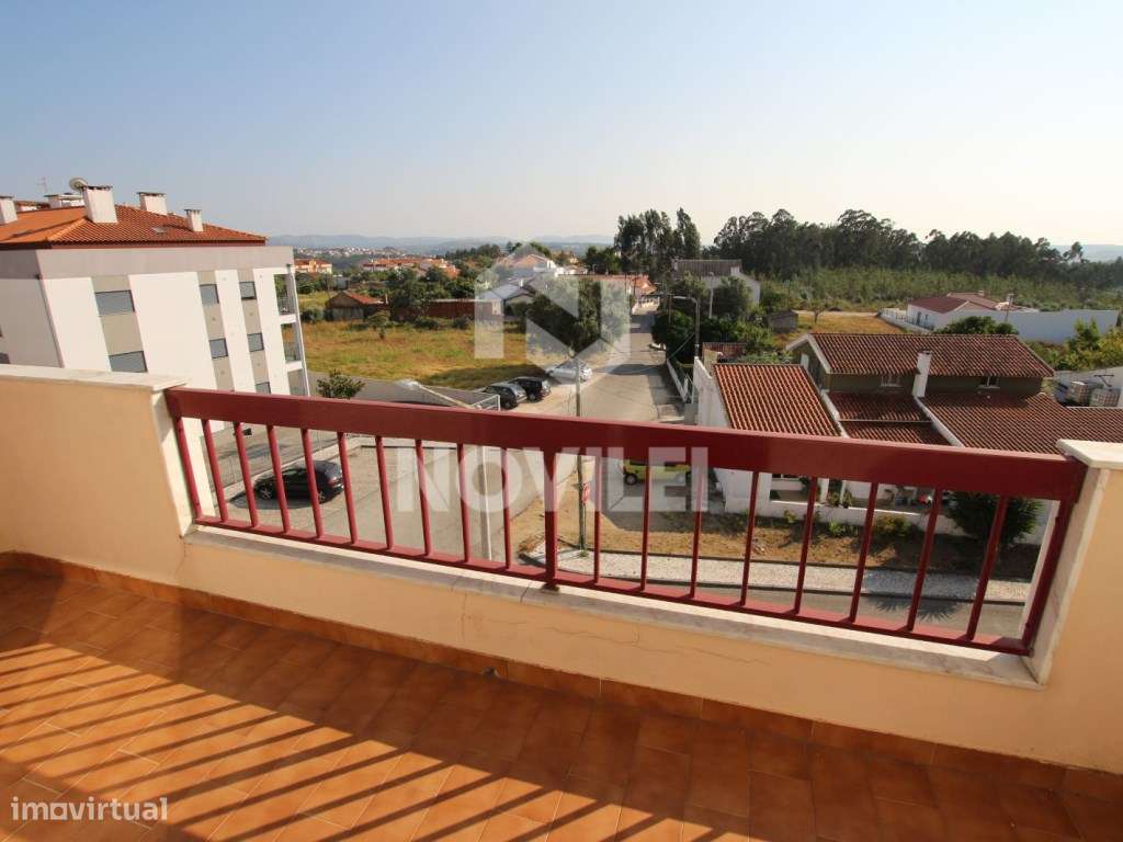 T3 c/ 3 frentes, 3 varandas, soalheiro com garagem e sótão. - Grande imagem: 3/15