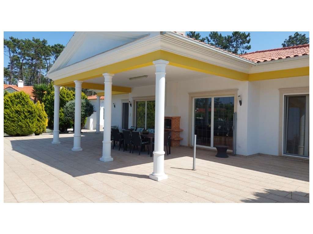 Moradia térrea, individual T4 com piscina e jacuzzi, zona Coimbrão-23