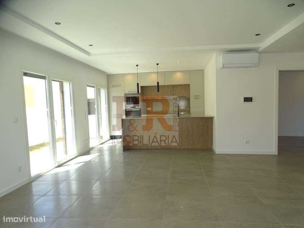 PRONTA!! Moradia Duplex T4 com Garagem, Quinta das laranjeiras Fern...-10