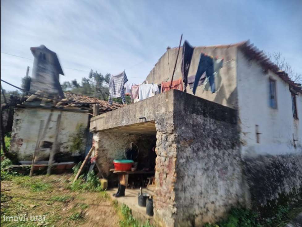 Moradia c/ 2 pisos p/ recuperação total em Cercadas - Vila de Rei-6