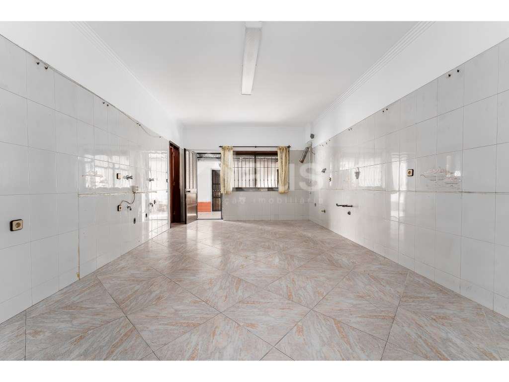 Moradia isolada T4 térrea com garagem-5