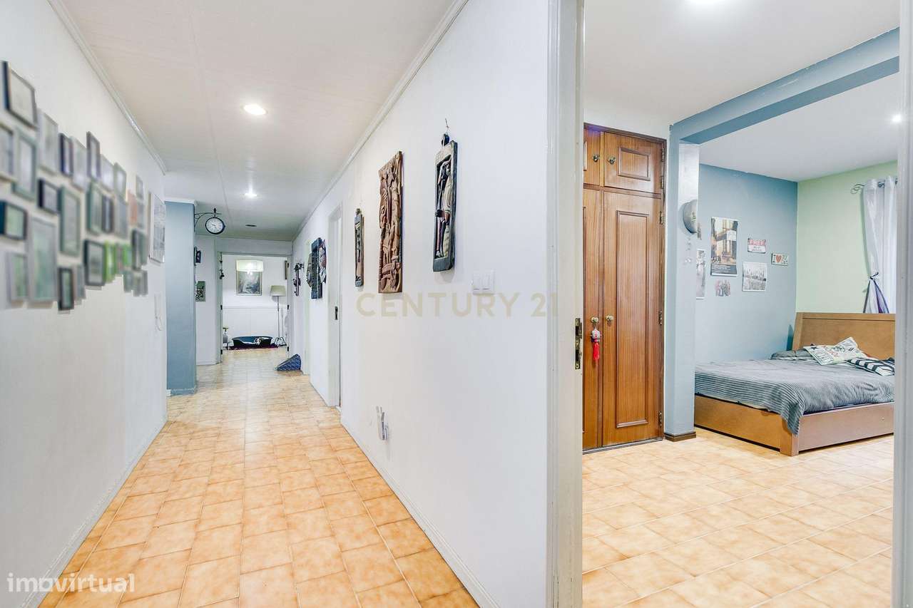 Espaçoso apartamento T4 transformado em T3-18