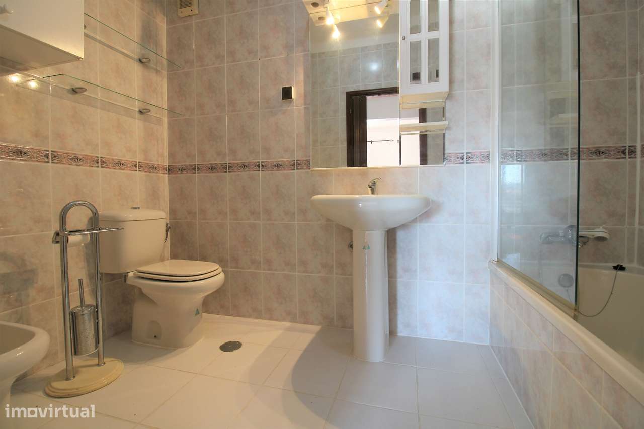 Apartamento T3 com Garagem, Granja do Ulmeiro-12