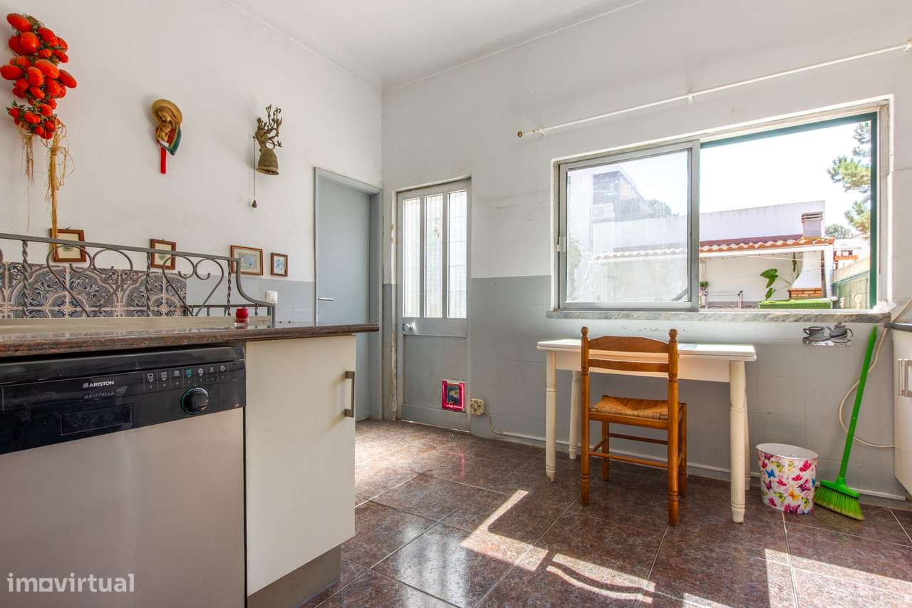 Moradia Bifamiliar com 2 Apartamentos T1 para Habitação e Rendimento-29