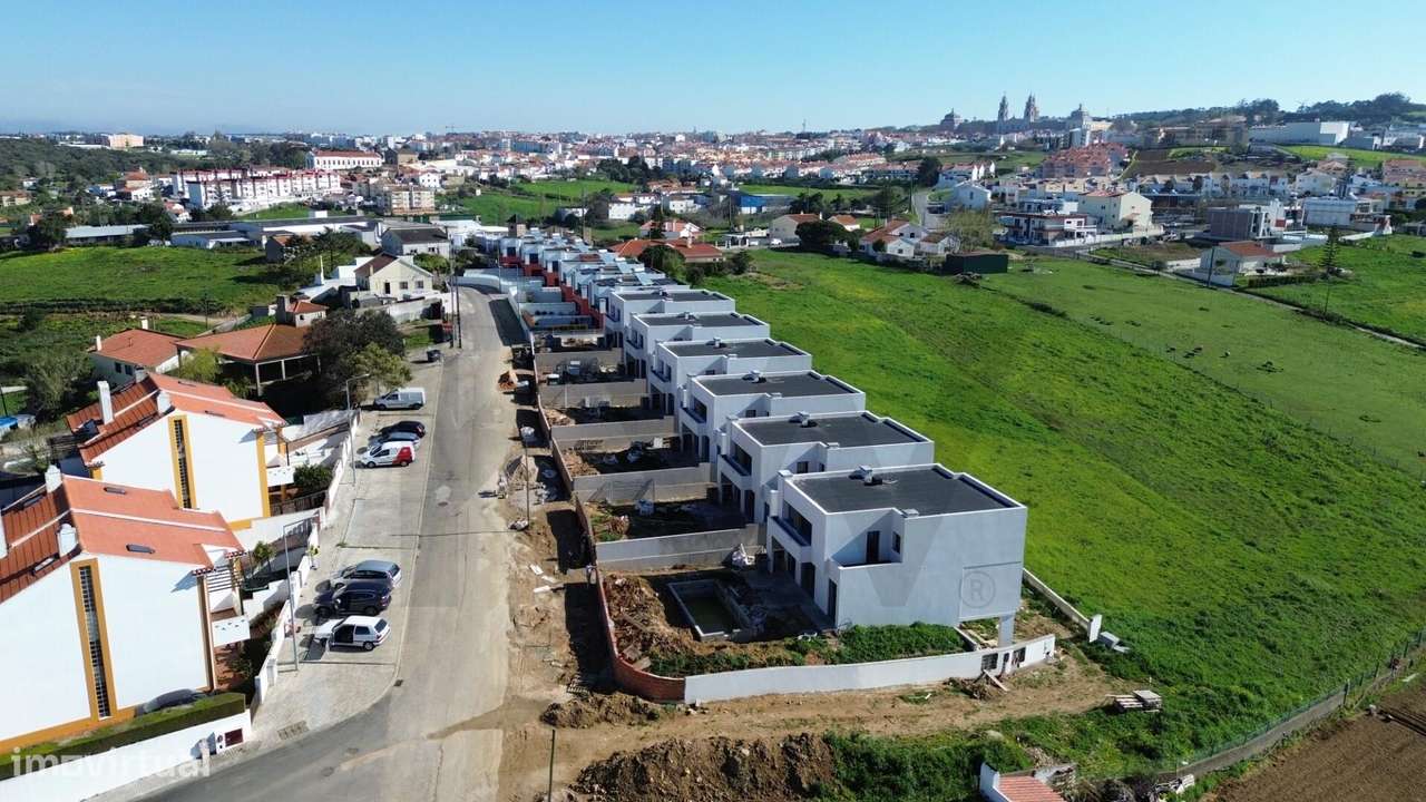 Moradia T4 em condomínio exclusivo em Mafra — privacidade, design e lo-6