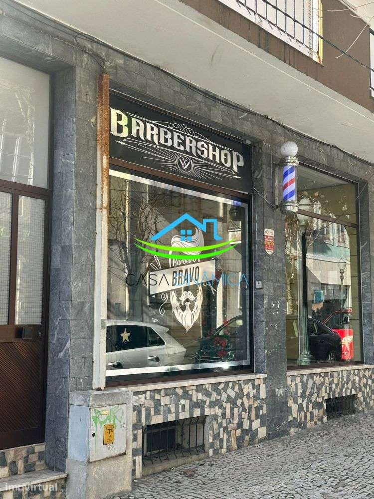 Loja na rua da Liberdade com 2 montras - Grande imagem: 4/13