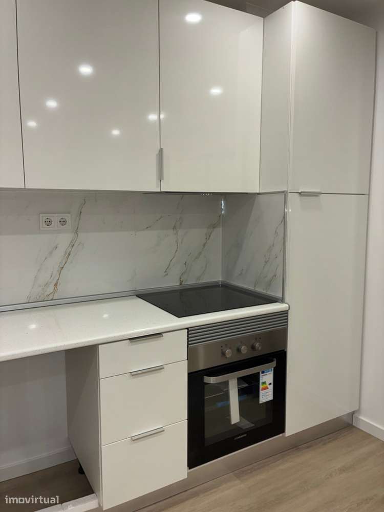 Apartamento Renovado com Vista Rio em Barreiro-12