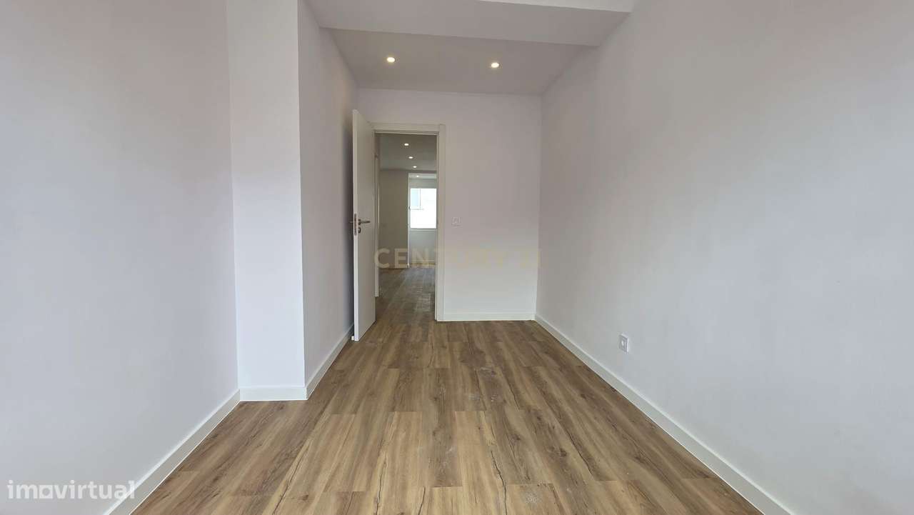 T2 Totalmente Remodelado em Queluz – Pronto a Habitar-3