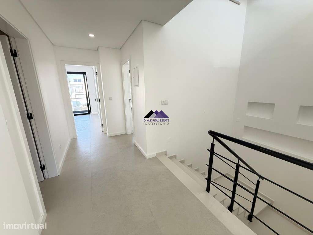 Moradia V3 com Garagem e Piscina a Estrear-36