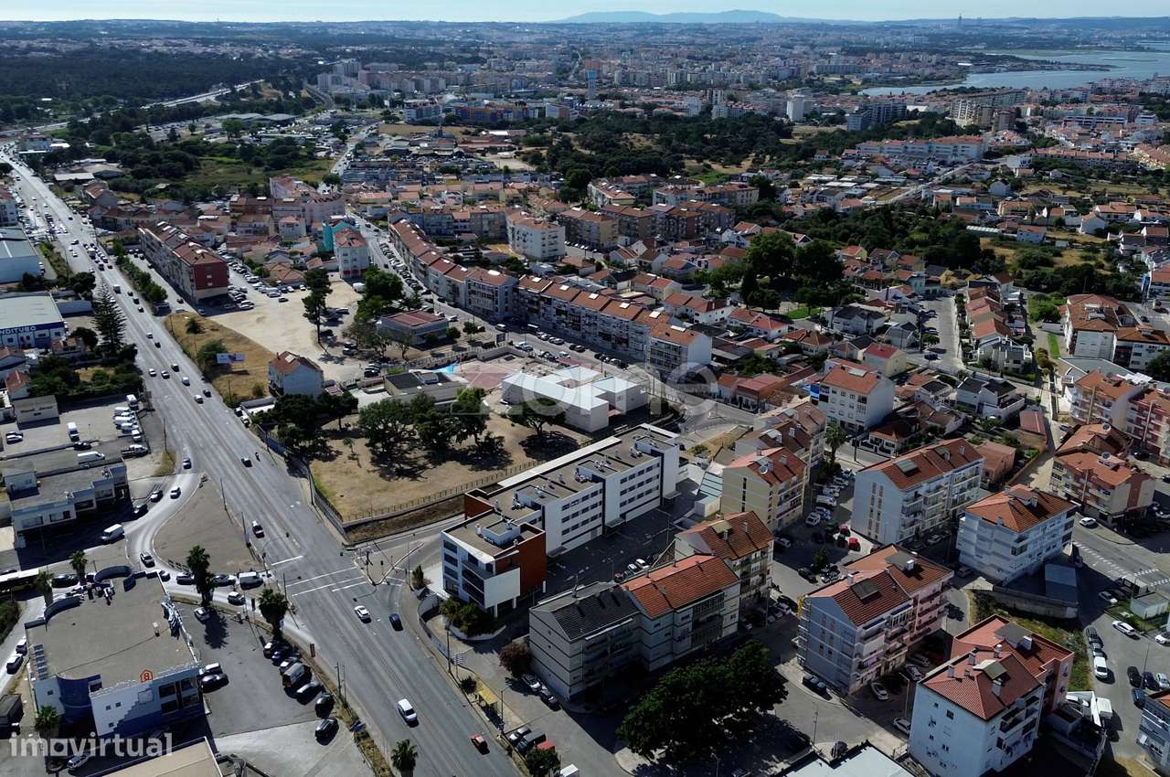 Apartamento T3 em Paio Pires-35