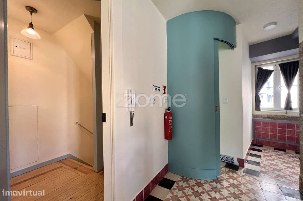 Prédio com 4 apartamentos e uma loja em Santa Catarina - Lisboa-16