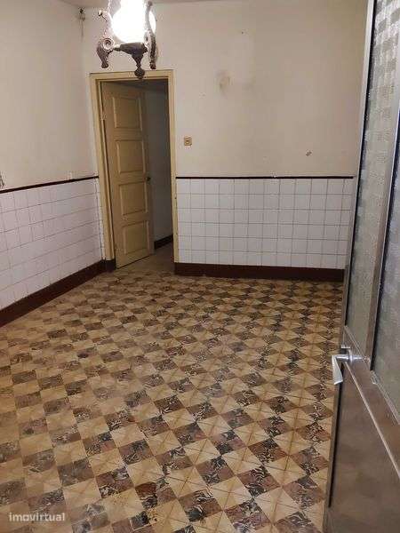 Moradia da reconstrução em Óis da Ribeira - Grande imagem: 4/12