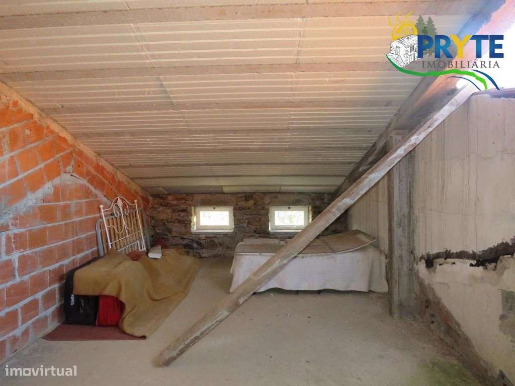 Imóvel em fase de recuperação situado na Sobreira Formosa-6