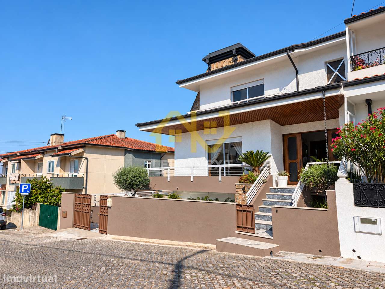 Moradia T4 de 3 Pisos com Grande Potencial na Trofa-1