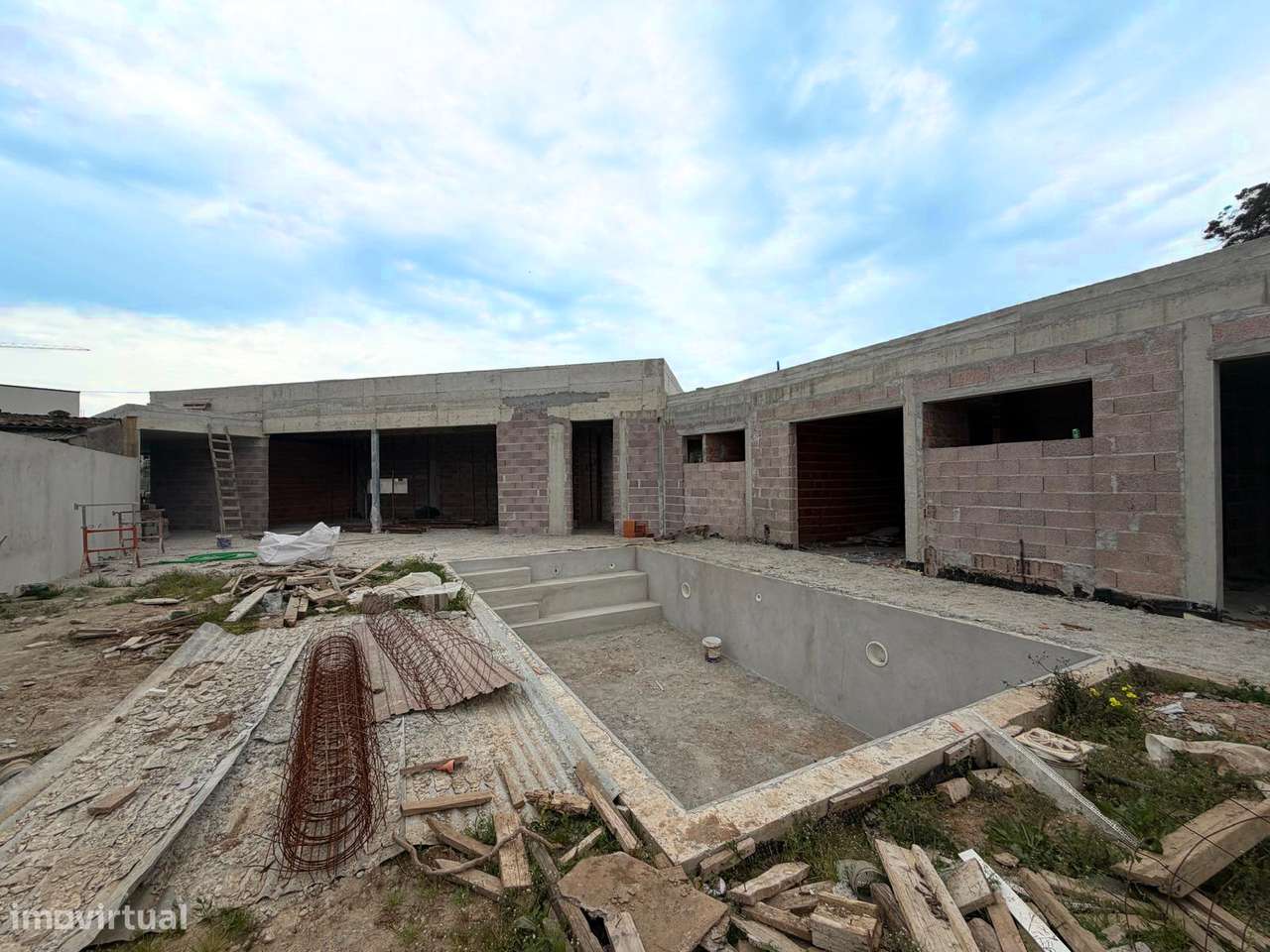 MORADIA TÉRREA EXCLUSIVA | T5 – Piscina e Jardim – Praia-1