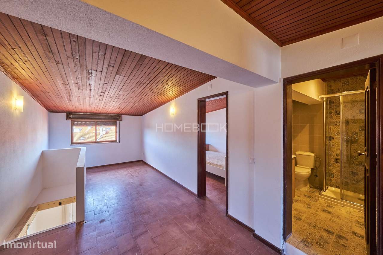 Moradia com 6 quartos na Charneca da Caparica com AL-32