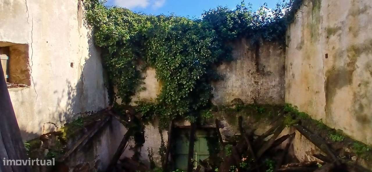 Quinta para restaurar na freguesia de Chãos-36