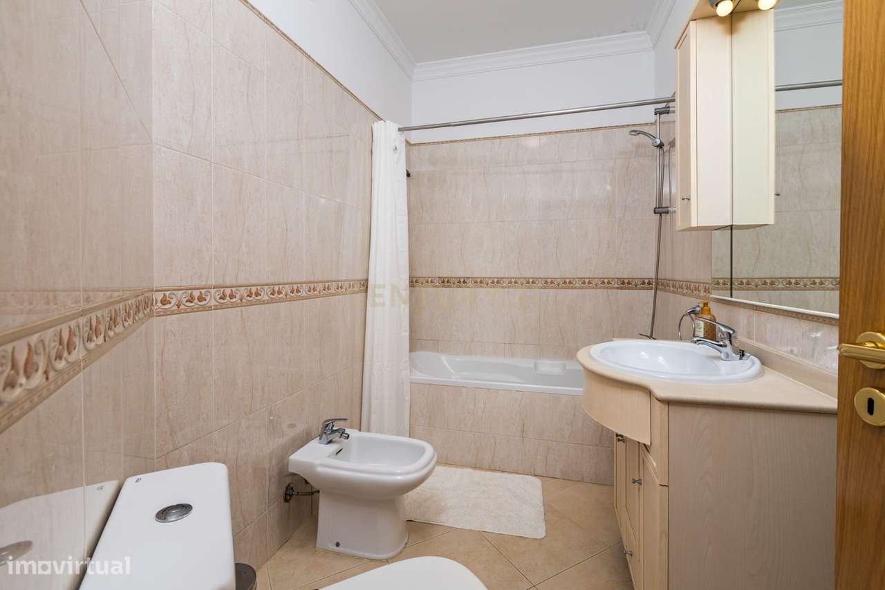 Espaçoso Apartamento T3 no Último Piso com Vista para as Piscinas no O-22