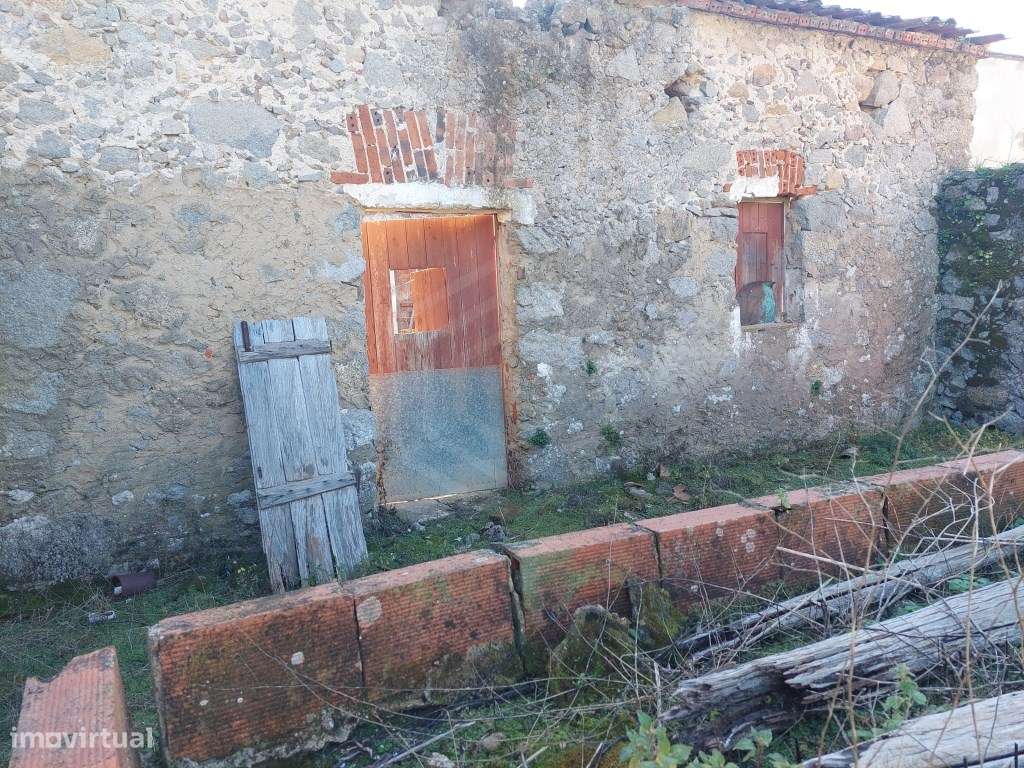 Casa térrea em ruína, localizada na Nave, Monchique - Grande imagem: 4/21