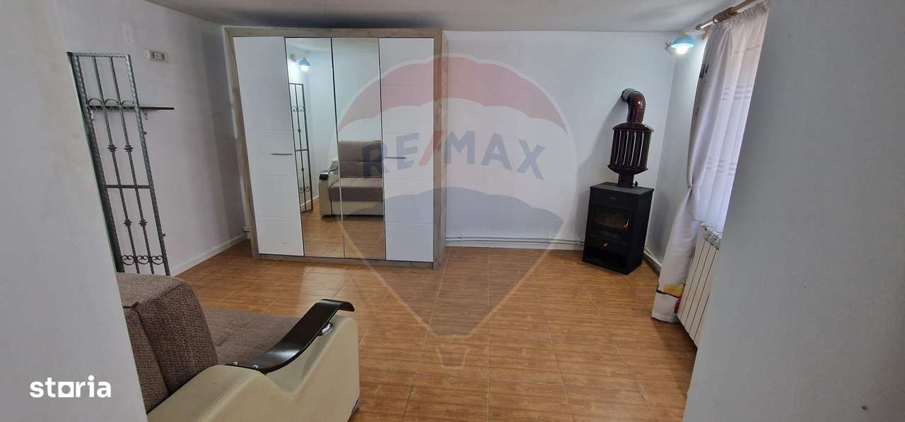 Casă / Vilă cu 4 camere de vânzare în zona Central Oras Buhuși - Imagine principală: 4/20