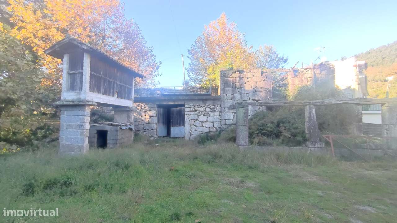 Moradias para restauro em Bouro Santa Maria, Amares-5