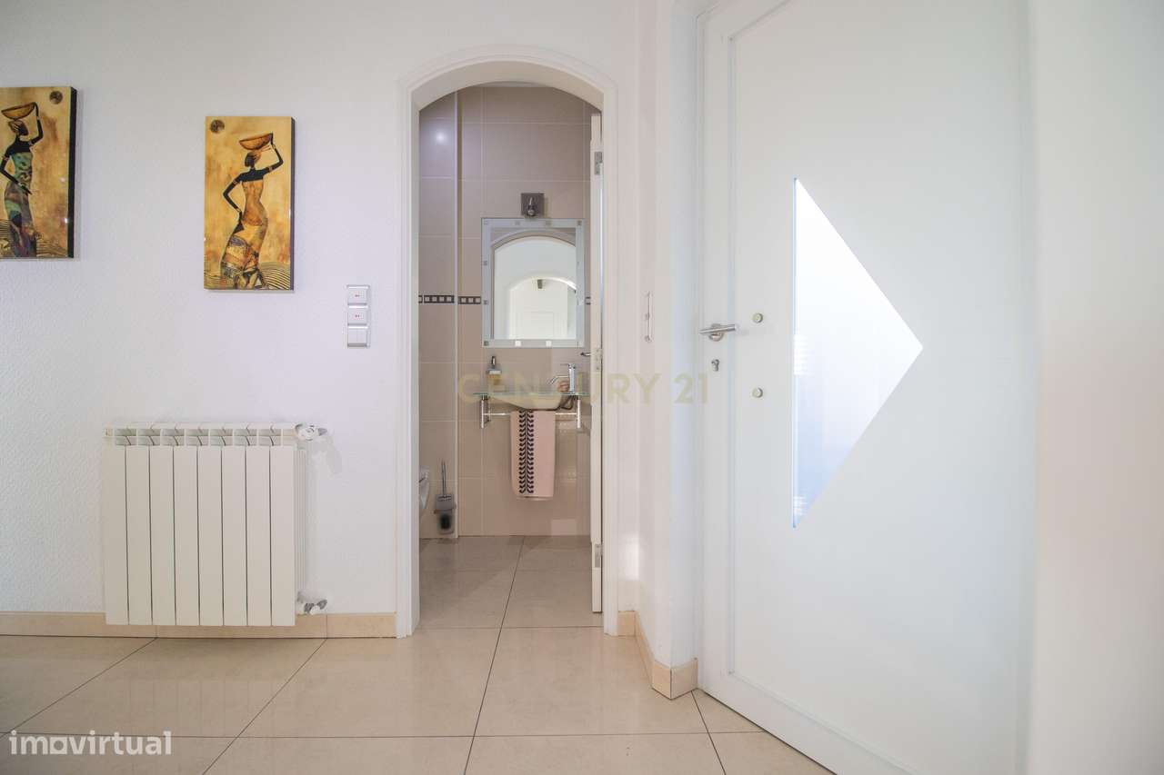 Moradia com piscina, terreno e anexos em Vieira de Leiria e a 2km da p-55