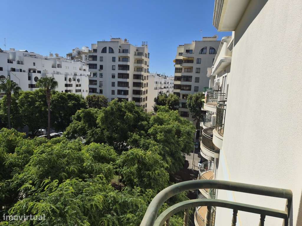 Magnífico T1 com 85 m² no Centro de Quarteira - A Passos da Praia-10