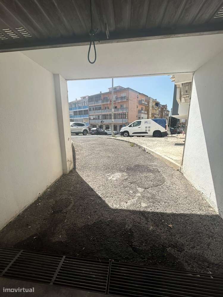 Apartamento T3 com varanda e garagem em Cacém-22