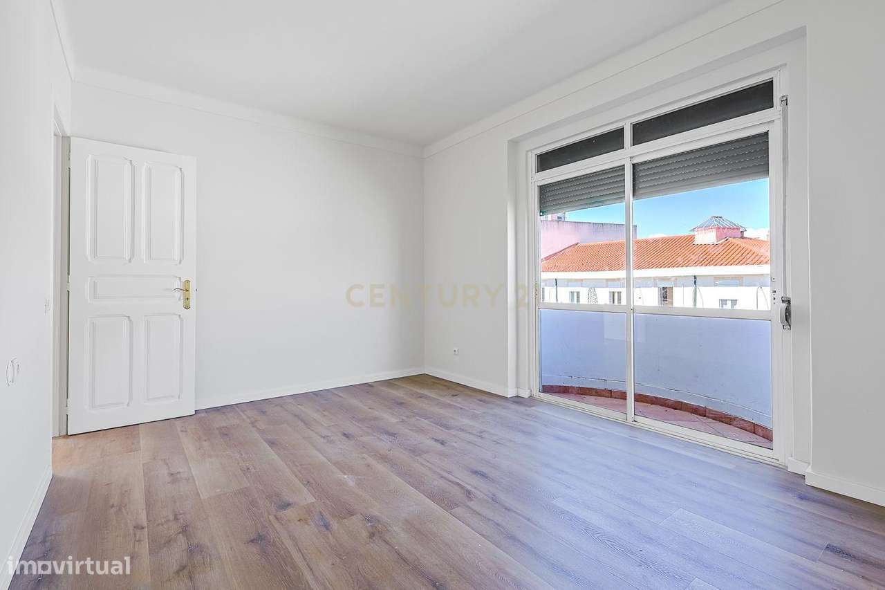 Viver Lisboa | T2 luminoso com varanda na Penha de França - Grande imagem: 4/25