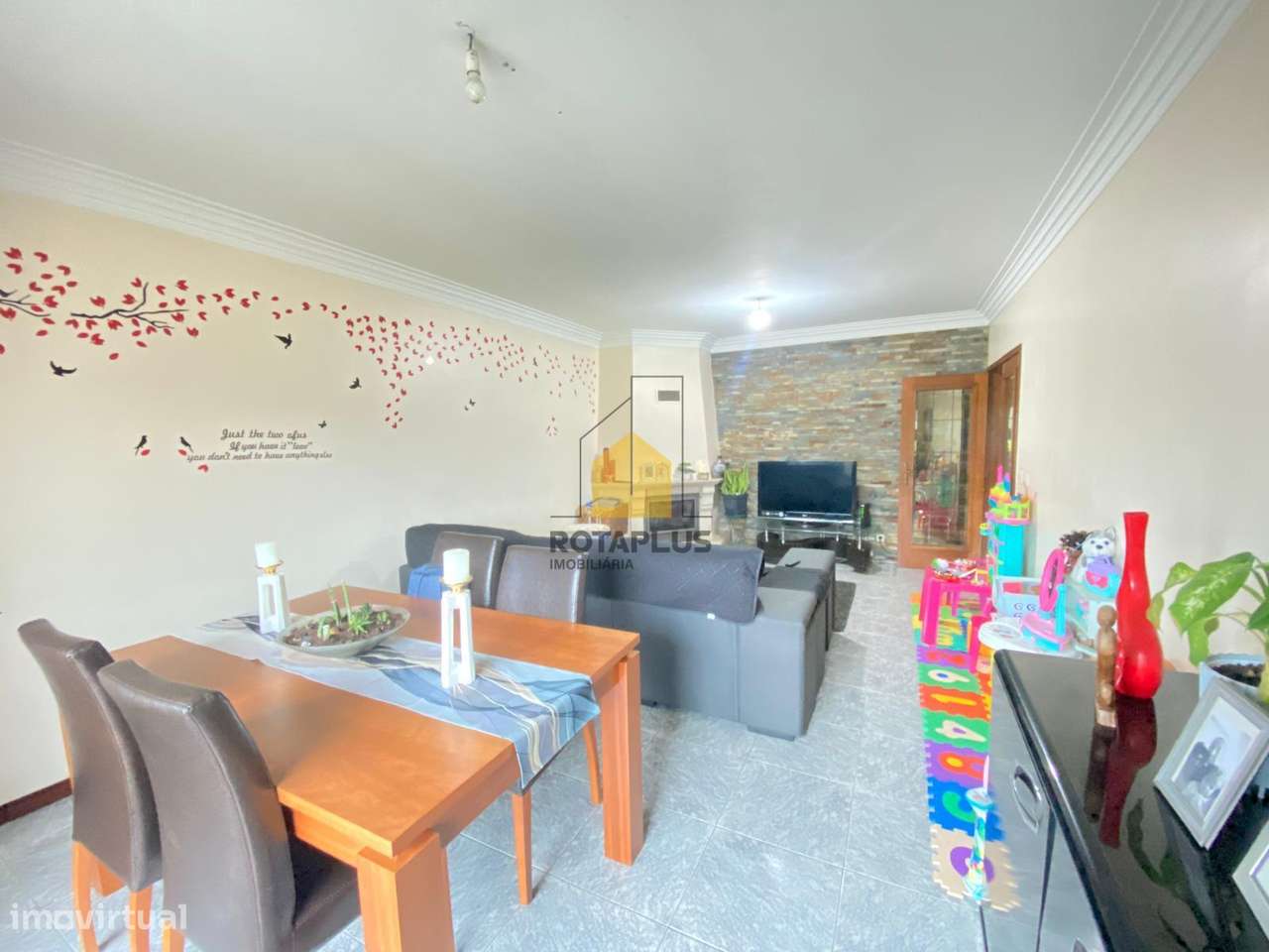 Apartamento T2 com excelentes áreas, varanda e garagem - Grande imagem: 4/17