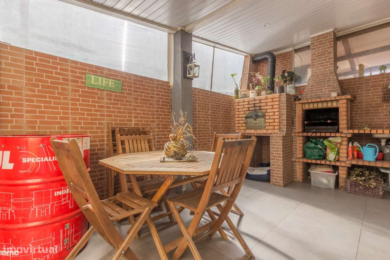 Moradia geminada de tipologia T3 com piscina, garagem e jardim-20