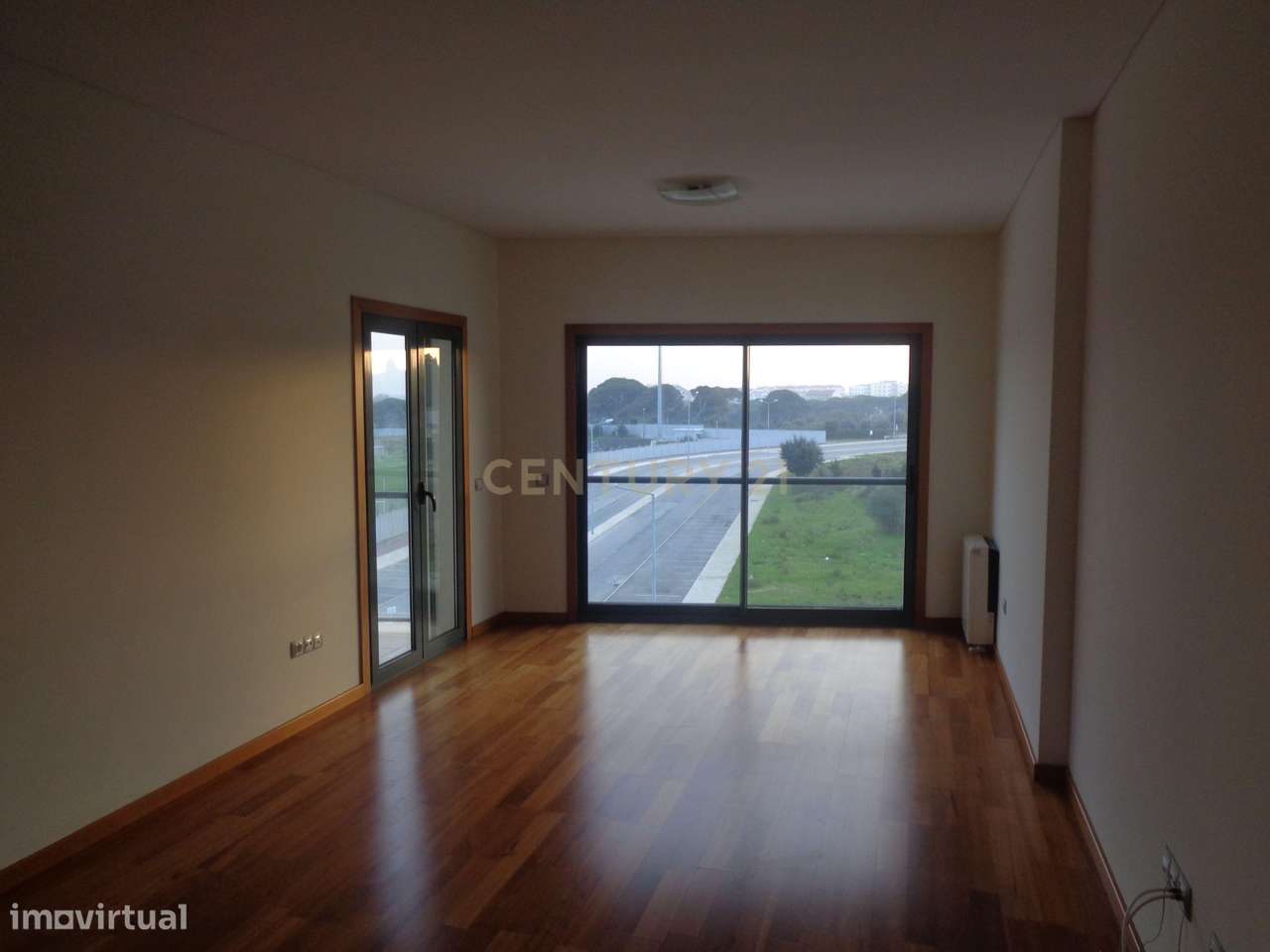 Apartamento T2 com Suíte, Parqueamento e Arrecadação em Condomínio Fec - Grande imagem: 4/32