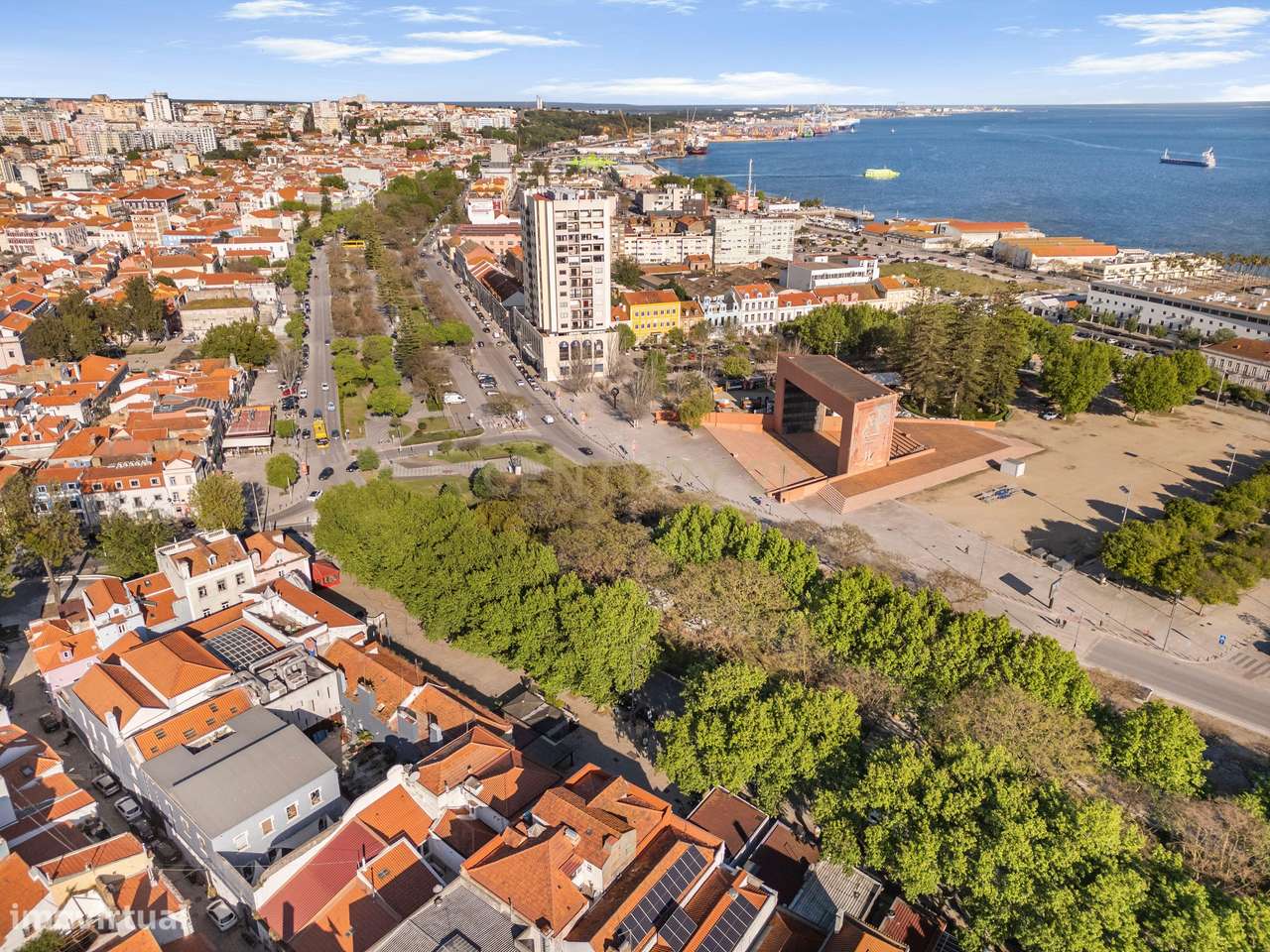 Prédio Totalmente Renovado com 2 apartamentos T1 e espaço exterior no-37