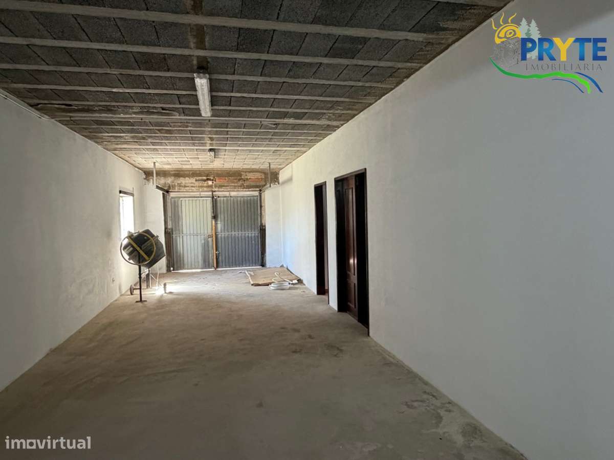 Moradia em Excelentes Condições com Amplo Terreno - Oportunidade Única-56