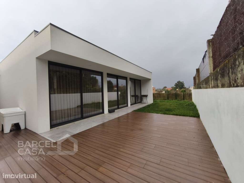 Oportunidade Única: Moradia T3 Térrea Semi-Nova em Manhente!-22