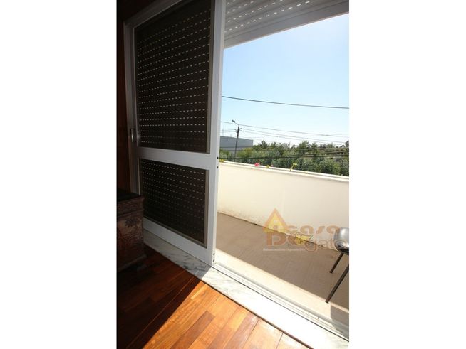 Moradia de 3 frentes com excelente luminosidade-16
