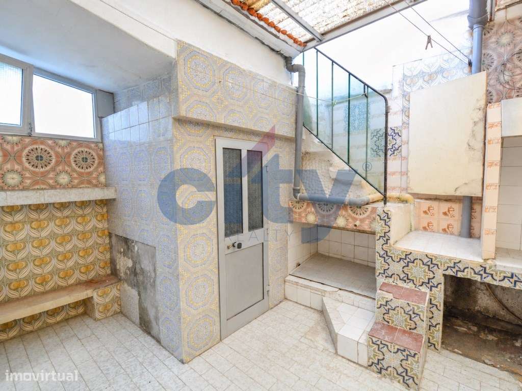 MORADIA EM BANDA , T3 A APENAS 170M DO METRO ODIVELAS-21