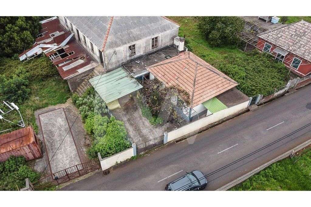 MORADIA TÉRREA T3 POR RECONSTRUIR LOCALIZADA EM GAULA DE CIMA - Grande imagem: 2/28