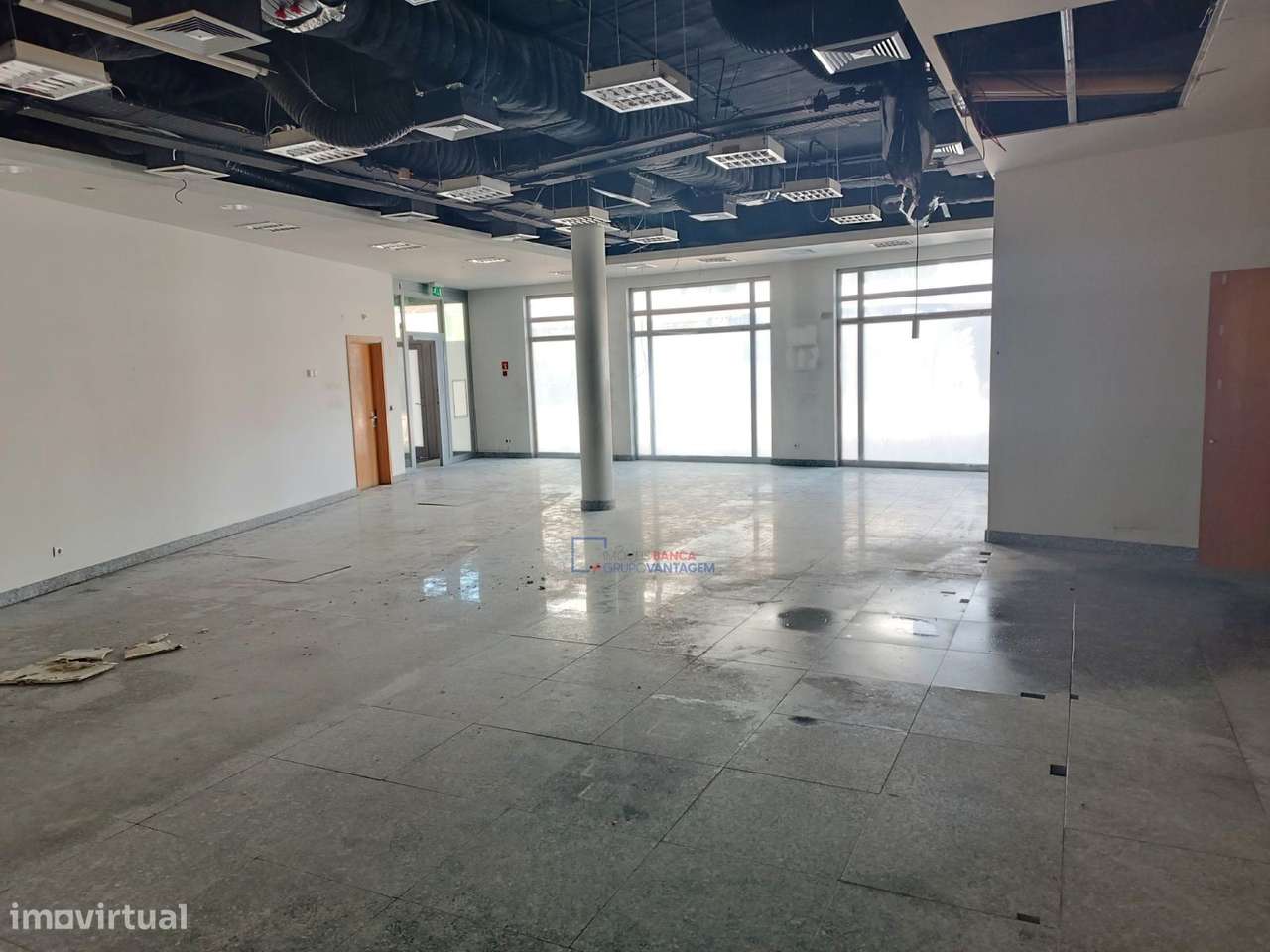 Loja com 3 montras no centro de Samora Correia - Antiga CGD - Grande imagem: 4/21