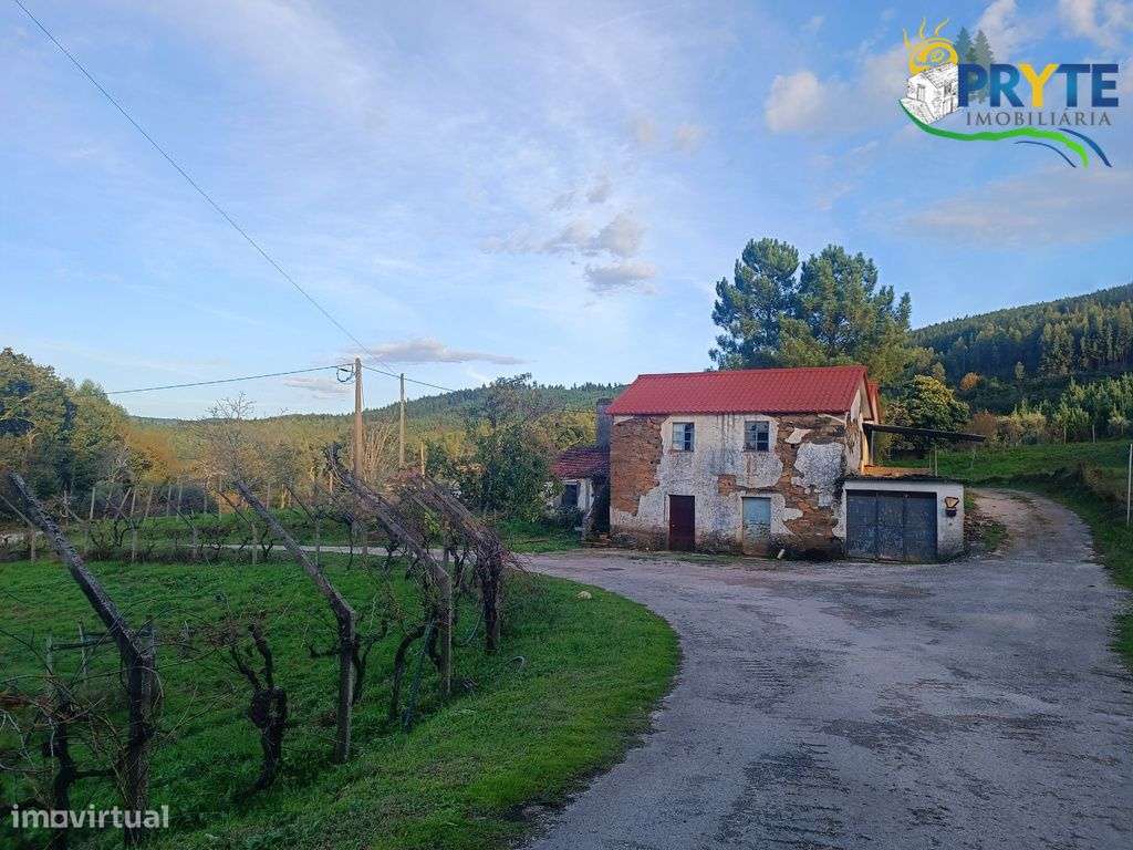 Moradia em pedra de xisto para recuperar situada em Pedrógão Pequeno - Grande imagem: 5/31