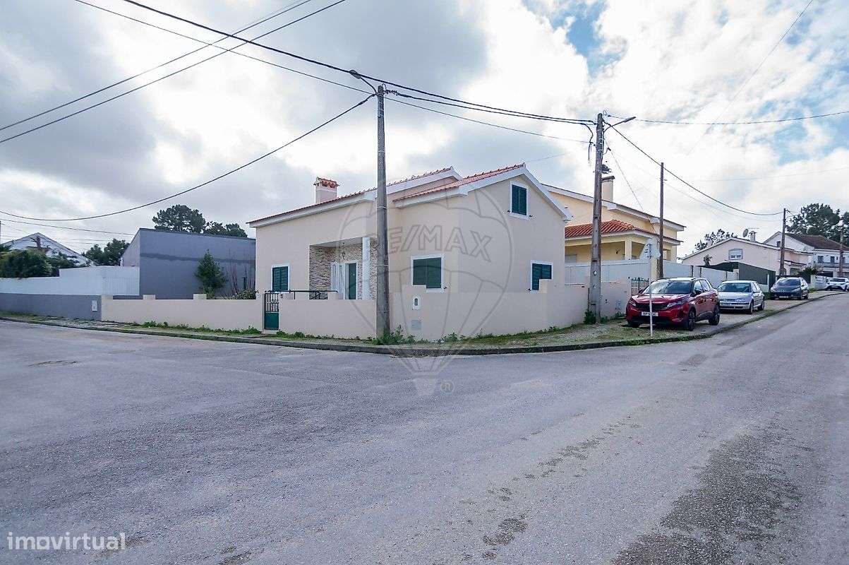 Moradia isolada T2+2 para venda na Quinta do Conde - Grande imagem: 3/4