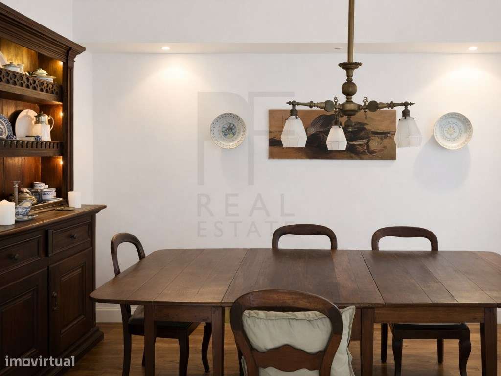 Moradia para recuperar com enorme potencial no Monte Estoril-7