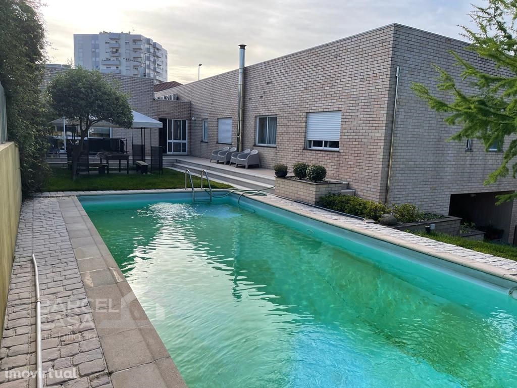 Moradia T4 com piscina à entrada da cidade de Barcelos