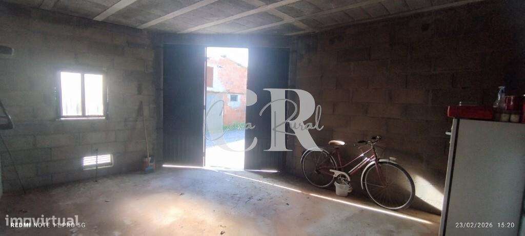 Moradia T3 com vários anexos, terreno e poço-47