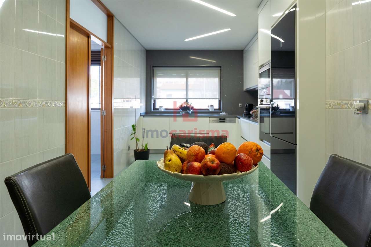 Apartamento T4 transformado em T3 no centro de Vila das Aves, Santo Ti-11