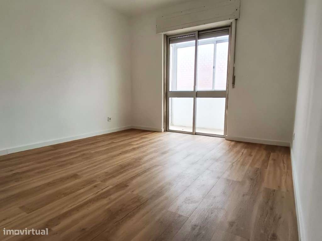 Apartamento T2 Renovado para Venda em Loures-3