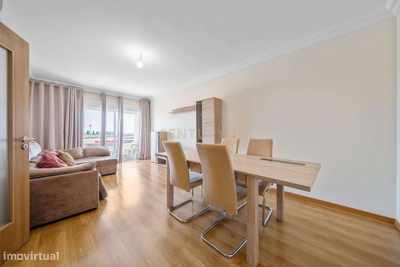 Apartamento T2 em Montijo com Parqueamento e Varandas-1