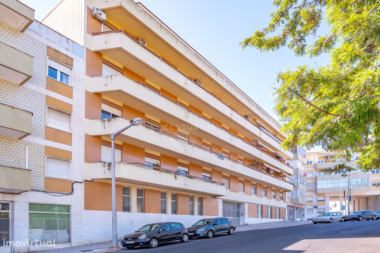 Apartamento Espaçoso c/ Três Lugares de Garagem na Rua João de Deus Ra